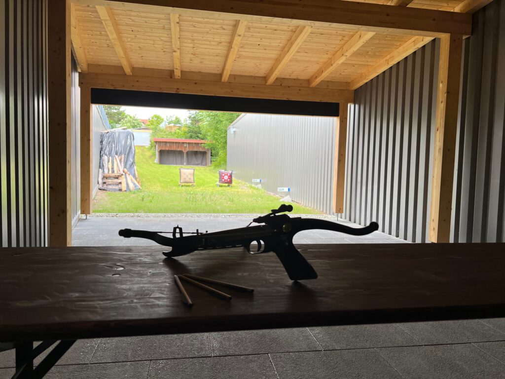 Blick auf den Bogen und Armbruststand der SSG Oberviechtach